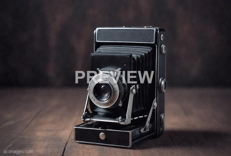 freepik__black-vintage-camera__98195_250525030531_00001